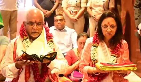 मॉरीशस के राष्ट्रपति धर्मबीर गोखूल ने आज तिरुमाला में भगवान वेंकटेश्वर के दर्शन किए।