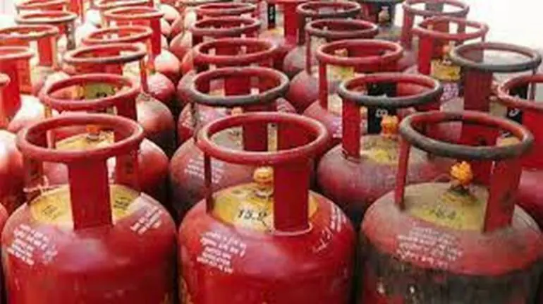 घरेलू LPG 60 और कमर्शियल सिलेंडर 115 रुपये महंगा