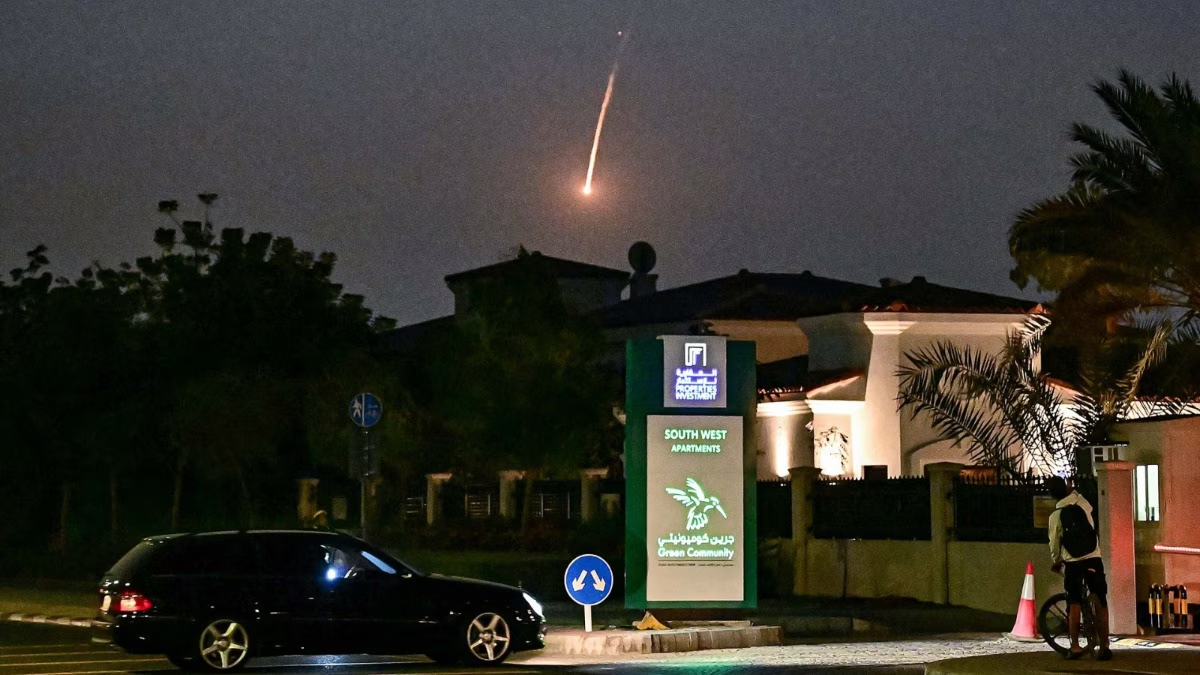 UAE पर मिसाइल और ड्रोन की बारिश: 1900+ ड्रोन हमलों के बाद अबू धाबी में क्या हैं जमीनी हालात?