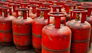 घरेलू LPG 60 और कमर्शियल सिलेंडर 115 रुपये महंगा